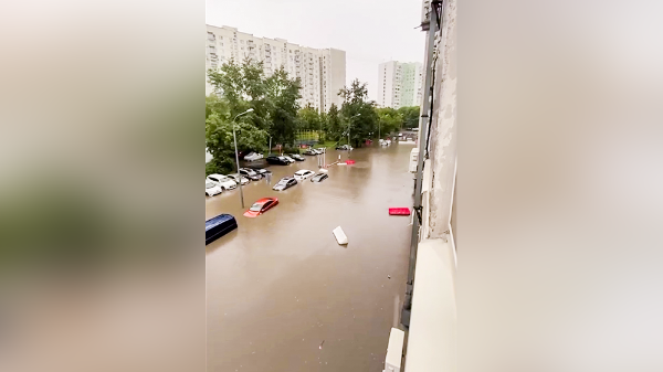 Из-за ливня в Москве затопило дорогу с автомобилями