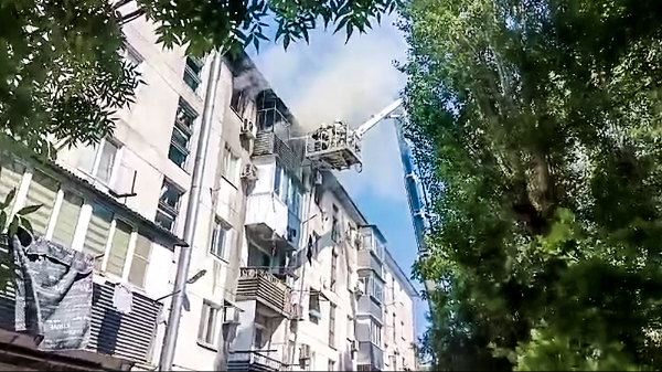 Вспышка газа вызвала крупный пожар в многоэтажке в Новороссийске