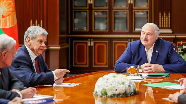 Юрист Трампа рассказал об ужине с водкой у Лукашенко и освобождении оппозиционеров