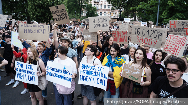 NYT: Протестующие в Киеве пригрозили Зеленскому новым майданом