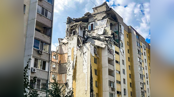 МЧС сообщило о гибели трех человек при взрыве газа и обрушении многоэтажки в Саратове
