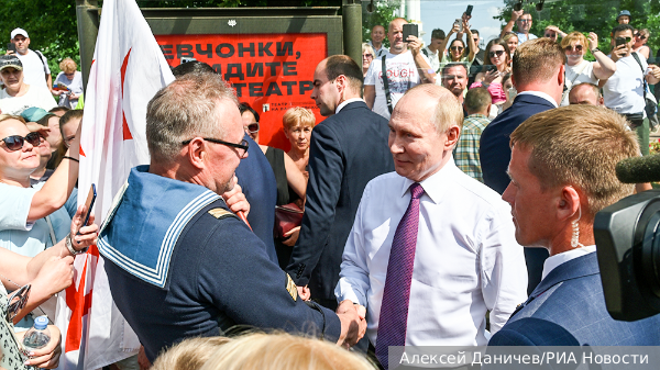Путин пообщался с жителями Петербурга на Дворцовой площади
