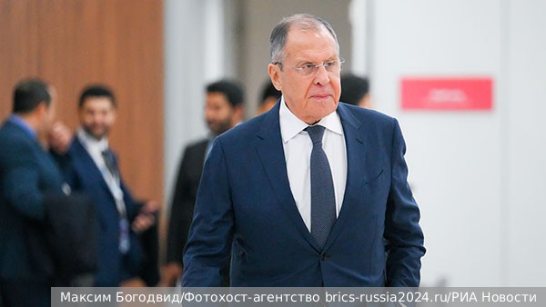 Лавров раскрыл, что сказал наступившей ему на ногу девушке на саммите БРИКС