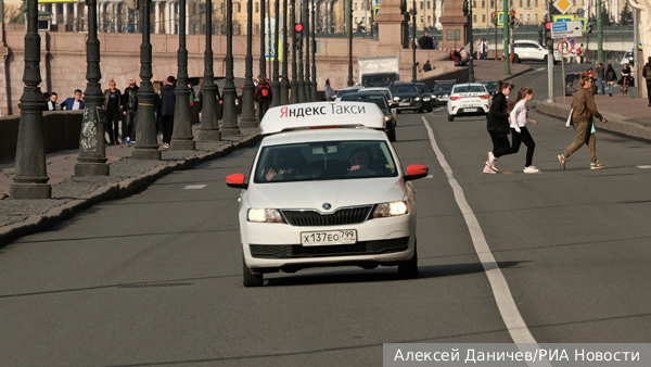 Мигрантам запретили работать в такси в Петербурге