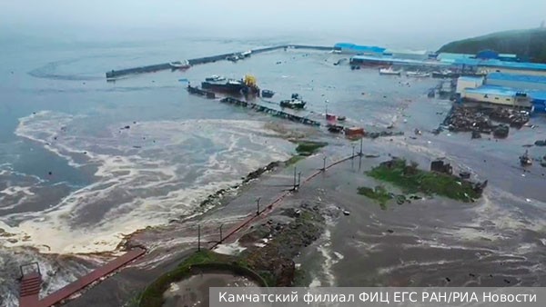 На Сахалине ввели режим ЧС после землетрясения и цунами