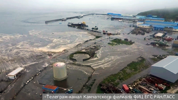 Цунами полностью разрушило рыбзавод «Алаид» на Курилах