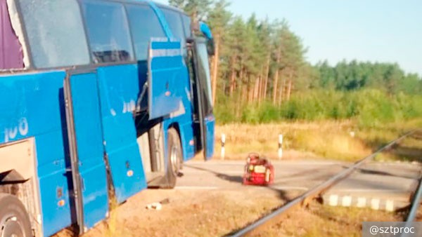 В Ленобласти столкнулись поезд и автобус, два человека погибли