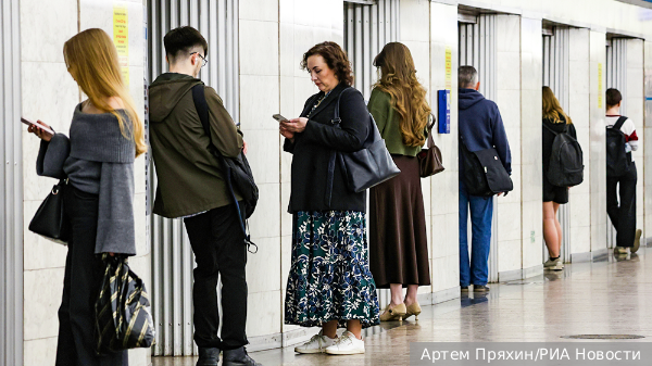 В Петербурге могут не пустить в метро с неработающим телефоном