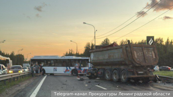 При столкновении грузовика с автобусом в Ленобласти пострадали шесть человек