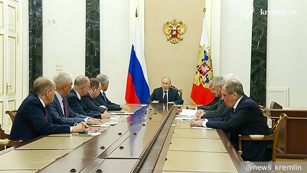Путин провел совещание с постоянными членами Совбеза России