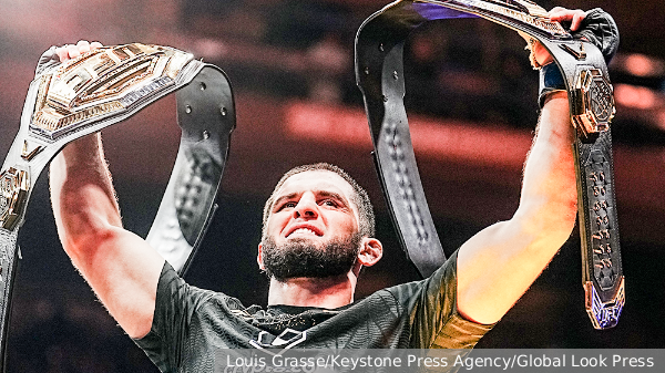 Махачев победил Делла Маддалену и завоевал титул UFC в полусреднем весе