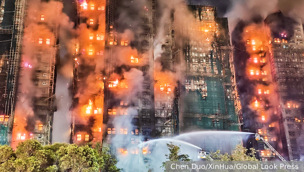 При пожаре в комплексе небоскребов Гонконга погибли 13 человек