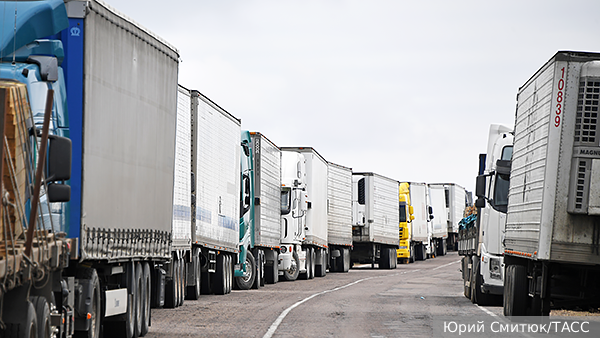 Путин объяснил пробки фур на границе Казахстана борьбой с черным импортом