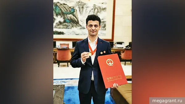Си Цзиньпин вручил российскому ученому Оганову высшую научную премию Китая
