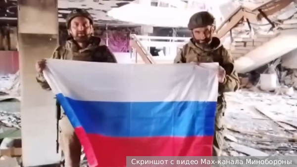 Пленные ВСУ выбросили флаги с Зеленским и развернули триколор в Константиновке