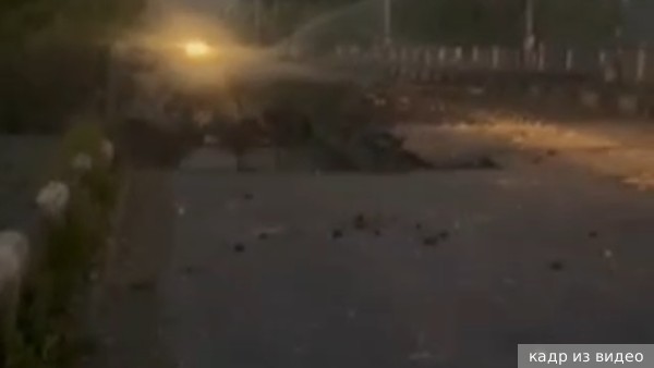 Удар по мосту в Славянске обрушил бетонный пролет