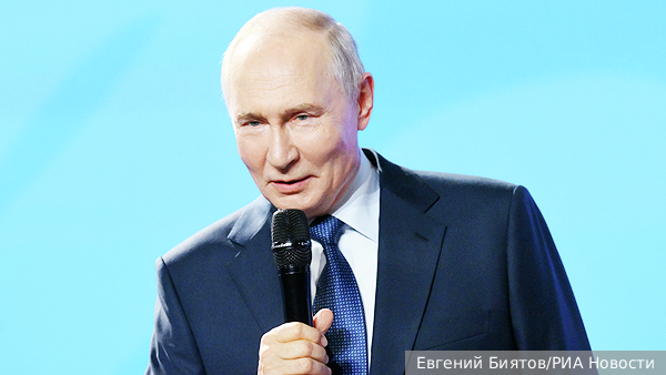 Путин обменялся футбольными пасами с юным ведущим в Красноярске
