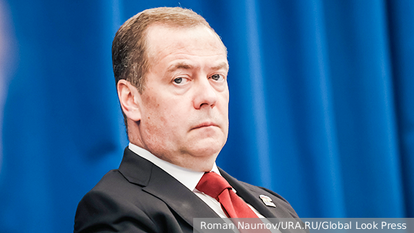 Медведев обосновал право на захват судов с грузом «западноевропейских псов»