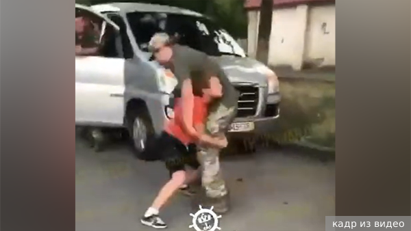 В Одессе военком пытался душить бросавшего в микроавтобус ТЦК камни мальчика