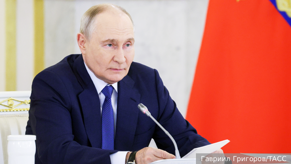 Путин задержал чиновников в Кремле для разговора после заседания