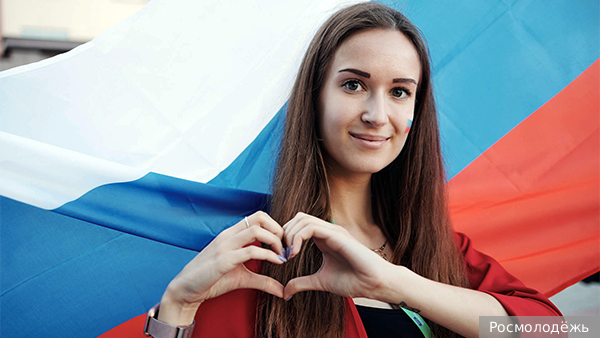 Молодежь рассказала, что для нее значит флаг России