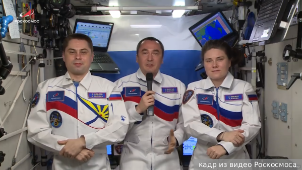 Космонавты с МКС поздравили россиян с Днем Государственного флага