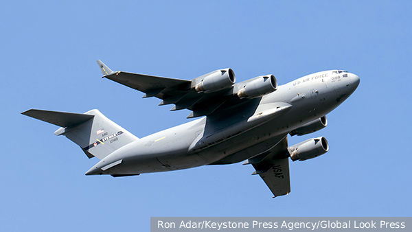 Американский военный самолет Boeing C-17A приземлился в Москве