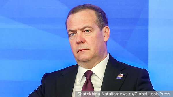 Медведев заявил о погружении мира в хаос после распада СССР