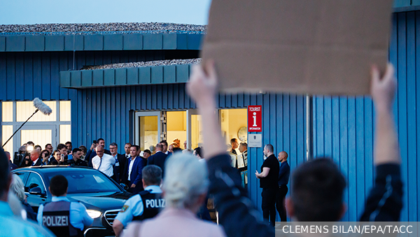 Толпа разъяренных немцев криками «Убирайся» прогнала канцлера Мерца