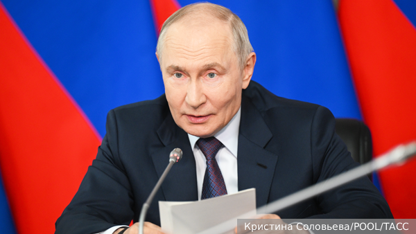 Путин призвал передать будущим поколениям россиян характер победителей