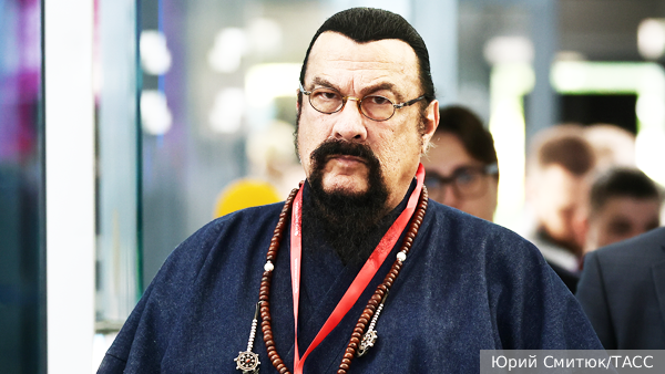 Стивен Сигал выиграл красную шапку-ушанку на МФМ в Екатеринбурге