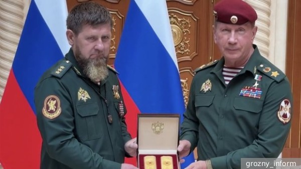 Золотов вручил Кадырову погоны генерала армии