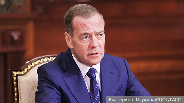 Медведев заявил об угрозе космической войны из-за «киевского придурка»
