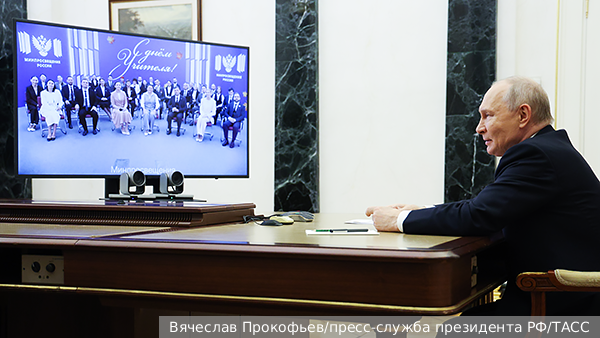 Путин поддержал идею создания в России нейросети в сфере образования