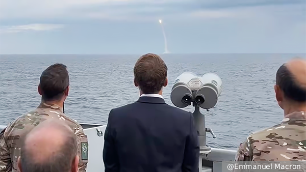 Кремль отреагировал на видео Макрона с пуском стратегической ракеты