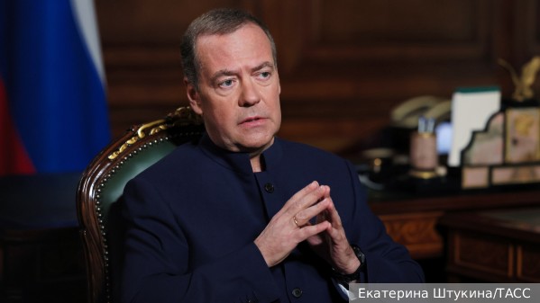Медведев усомнился в отставке «кровавого клоуна» по требованию Трампа