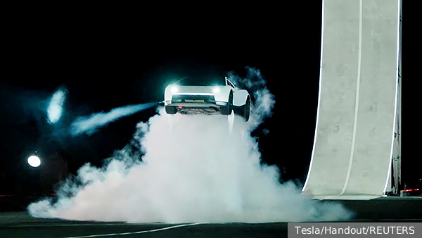 Tesla показала способный перепрыгивать препятствия спорткар Roadster