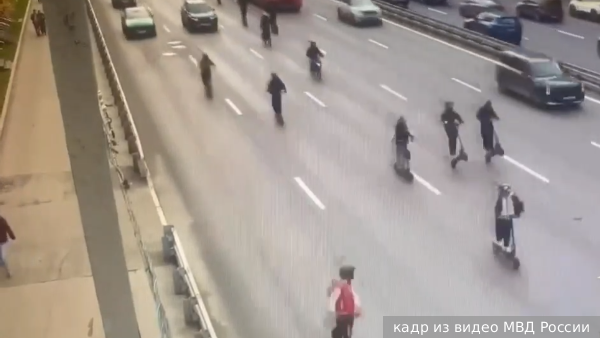Подростков задержали в Москве за езду на самокатах и питбайках по проезжей части