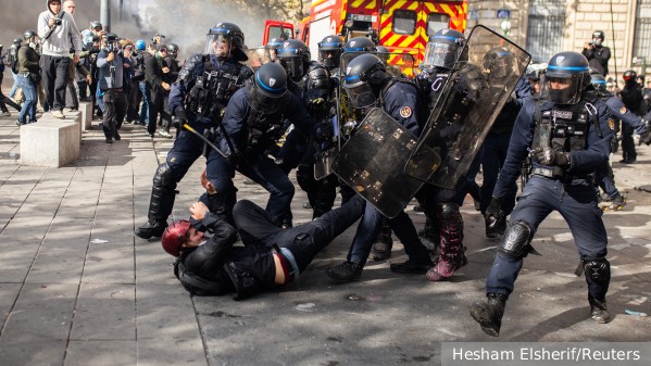 В Париже после массовых протестов задержали более 850 человек
