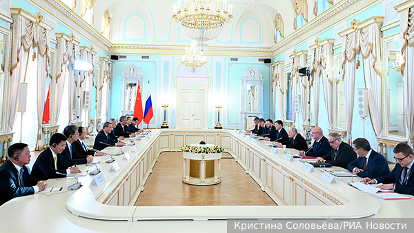 Путин встретился с премьером Госсовета Китая Ли Цяном в Петербурге