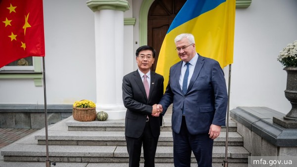 МИД Украины повесил флаг Китая вверх ногами на встрече с послом КНР