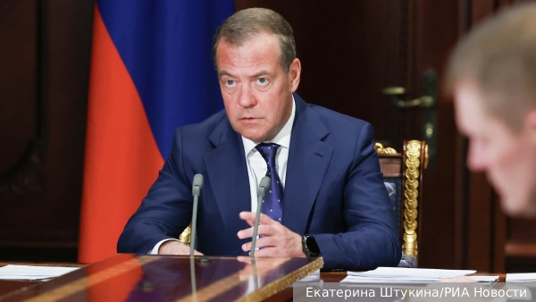 Медведев перечислил десять «плевков» Зеленского в адрес Трампа