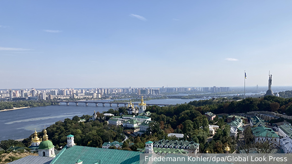 В Киеве началось возведение дополнительных переправ через Днепр