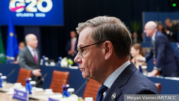 Bild: Глава МИД Германии опозорился из-за совместного фото на G20