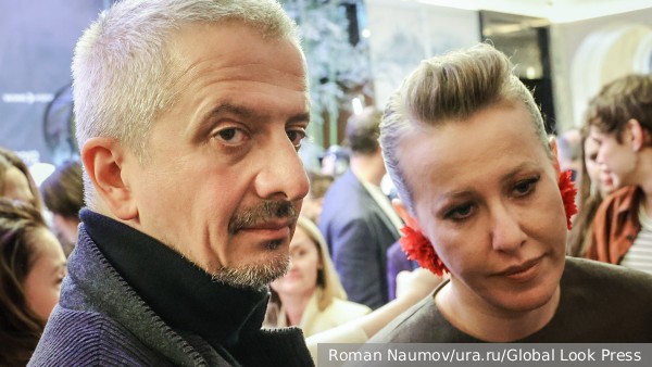 Латвия бессрочно запретила въезд Собчак и Богомолову