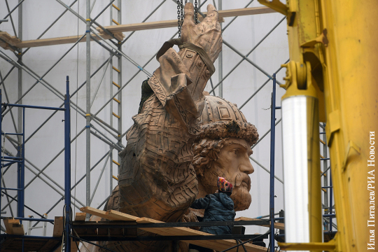 Монтаж статуи князя Владимира завершится уже к воскресенью 
