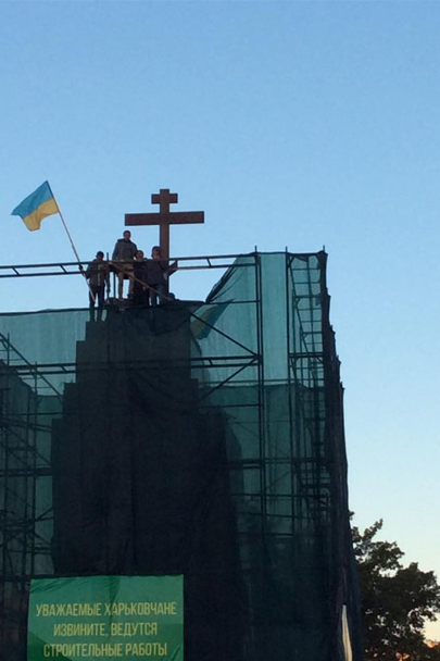 На место памятника Ленину в Харькове поставили крест