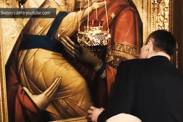 Кличко ударился лбом об икону Божьей Матери в храме (видео)