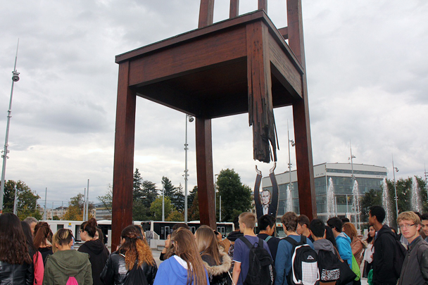Европейская арт-группа сделала фигуру Путина «опорой» памятнику «Сломанный стул»