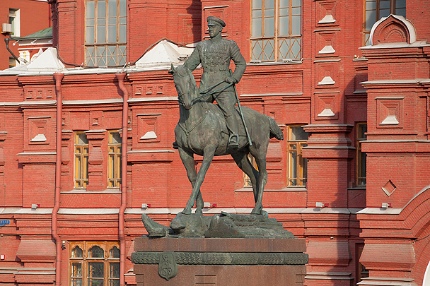 Водитель протаранил памятник Жукову на Манежной площади